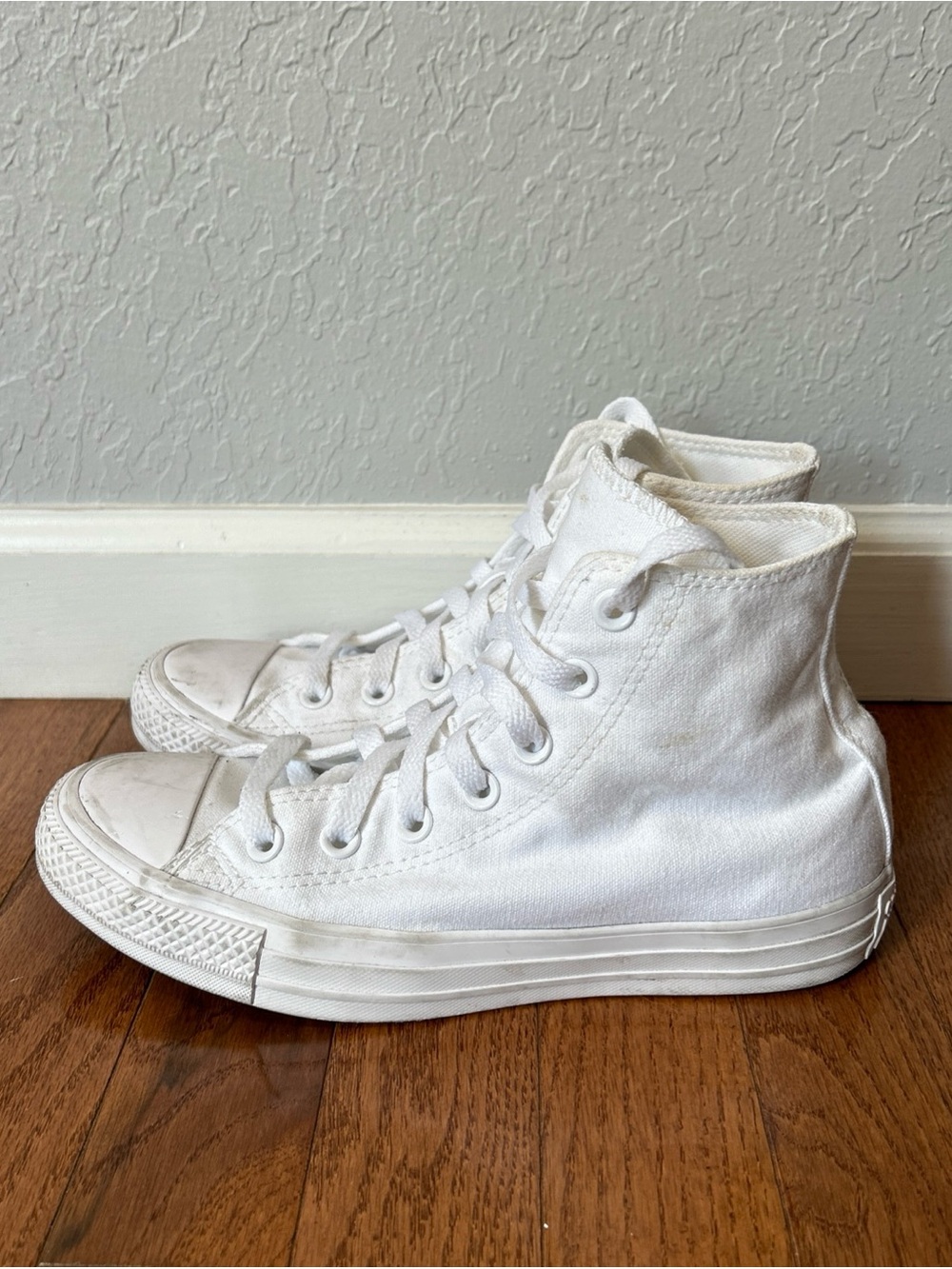 Converse Chuck Taylor Sneakers High Top Shoes Women’s Size 7 White